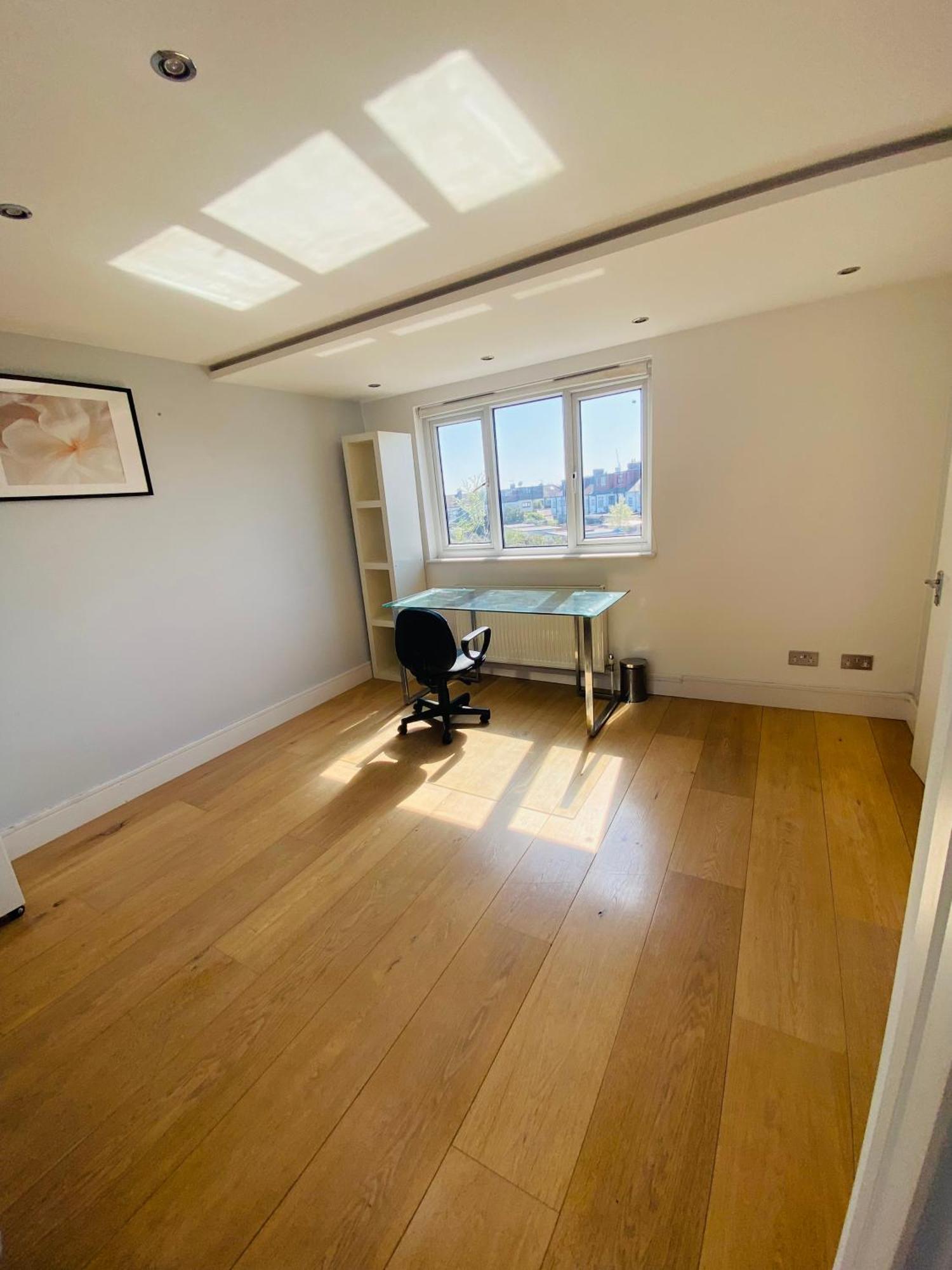 House For 7, Garden With Pond, 20min From Heathrow Holiday home *