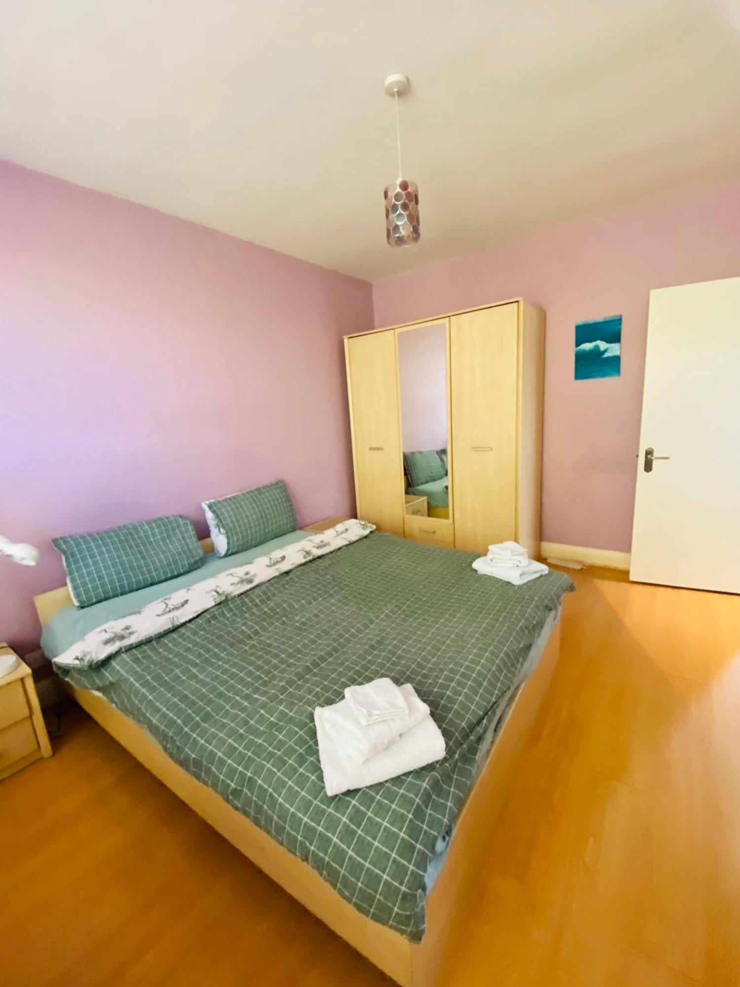 Holiday home House For 7, Garden With Pond, 20min From Heathrow *